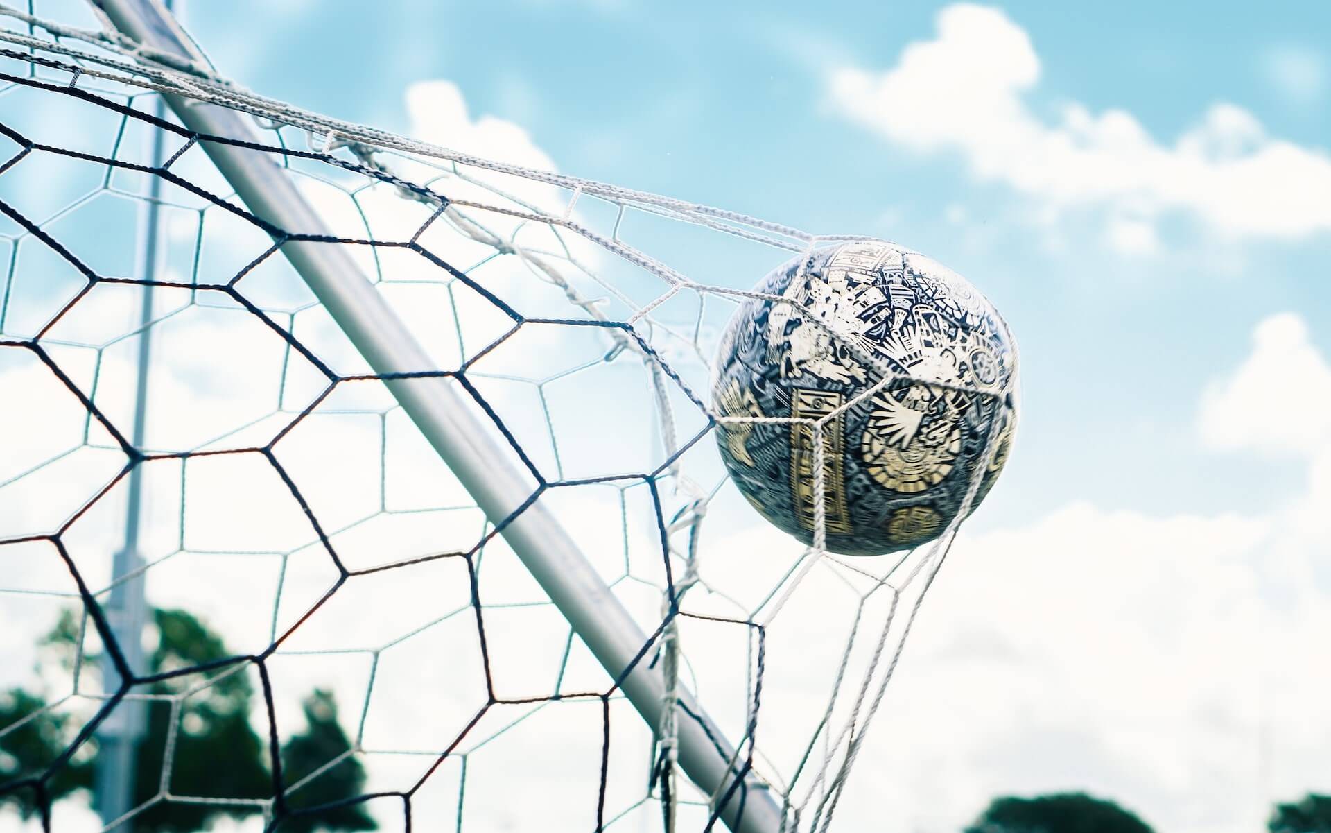 Balón de fútbol en la red tras un gol